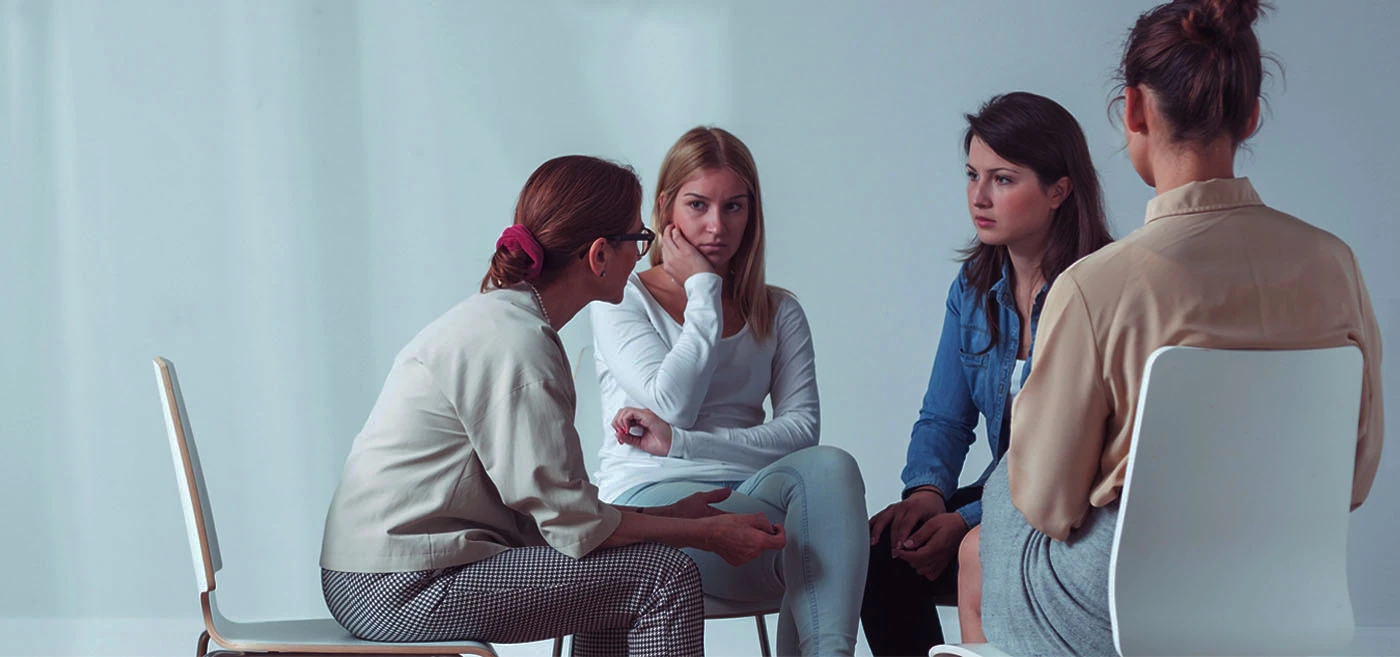 Plusieurs personnes en conversation
